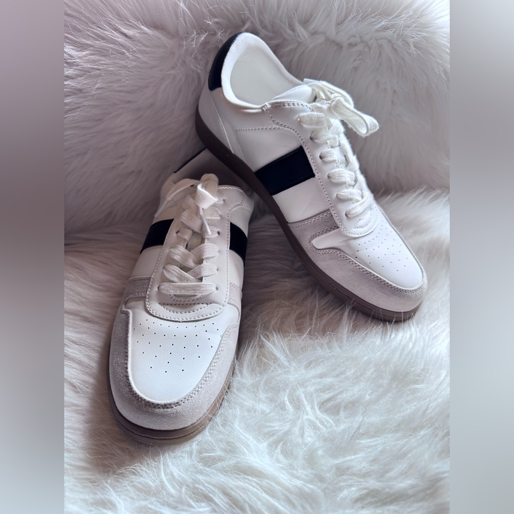 New- Universal Thread Black & White Sneakers size 9.5